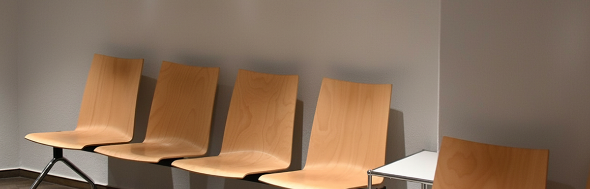 Moderner und freundlicher Wartebereich unserer Arztpraxis mit bequemen Sitzgelegenheiten